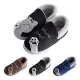 Pantuflas cerradas de color azul con diseño de gatito, confeccionadas en piel sintética suave con interior de peluche gris. Presentan un bordado con la frase 'Welcome Home' y apliques de patitas de gato. Cuentan con suela de goma antideslizante.