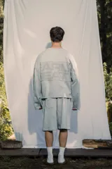 Bermuda de rústico liviano color marrón chocolate, con corte holgado y estampa sutil en el frente.