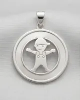 Collar con cadena fina de plata y dije circular de plata 925 con nácar calado en forma de niño.