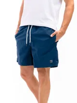 Short de baño de microfibra color azul marino, con cordón de ajuste blanco en la cintura. Presenta bolsillos laterales y un bolsillo trasero con tapa.