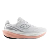 Championes New Balance modelo 1080 v15 de running para mujer, en color blanco con suela rosada y detalles en gris. Cuentan con capellada de malla transpirable, amortiguación avanzada en la suela y el característico logo "N" en los laterales.