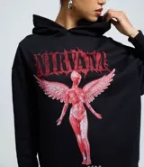 Buzo con capucha de corte regular y mangas largas, confeccionado en tejido de algodón con interior afelpado. Presenta estampa frontal de la banda Nirvana con diseño del álbum In Utero en tonos rojizos sobre fondo negro.