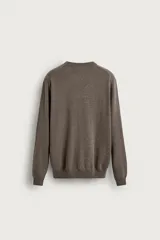 Jersey regular fit de punto tejido en hilatura de cashmere, color verde militar. Presenta cuello redondo, manga larga y acabados en rib. Pertenece a la colección especial Origins.