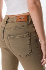 Pantalón de jean acampanado azul con diseño de paneles y costuras a la vista.