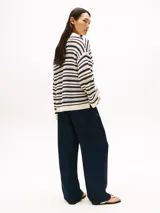 Sweater de punto calado a rayas horizontales color crudo y azul marino, con cuello tipo chomba blanco y corte oversize.