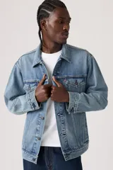 Campera de jean Levi's modelo Relaxed Fit Trucker, en color azul lavado. Presenta un diseño clásico con cuello camisero, cierre frontal con botones metálicos, dos bolsillos con solapa en el pecho y costuras reforzadas.