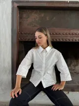 Camisa blanca de mangas 3/4 con detalle de calado en ruedo y mangas.