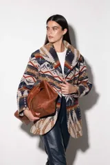 Cardigan de paño con cuello esmoquin, diseño amplio de corte oversized, bolsillos laterales y patrón geométrico de estilo tribal en tonos beige, azul marino, marrón y rojo.