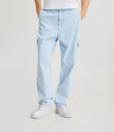 Pantalón de jean modelo baggy con bolsillos cargo laterales, cintura con trabillas y cierre frontal con botón y cremallera.