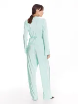 Blusa negra plisada con escote en V, cruzada con lazos y mangas largas.