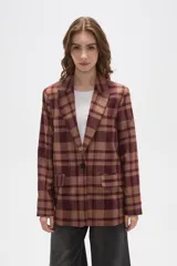 Blazer de corte holgado con estampado de cuadros en tonos marrones y bordó, cuello con solapa y cierre frontal con un botón. Cuenta con bolsillos delanteros con solapa.
