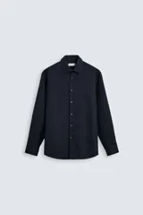 Camisa blanca de manga larga con cuello italiano y cierre frontal de botonadura. Corte regular fit.