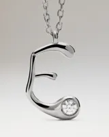 Collar de plata 925 con colgante en forma de letra E de diseño orgánico, decorado con una circonia incrustada.