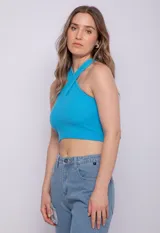 Top negro sin mangas con cruce en el cuello y textura acanalada.