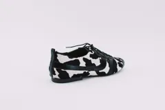 Zapato tipo ballerina acordonado, color negro con detalles en dorado.