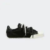 Championes Converse modelo Chuck Taylor Lo Pro, confeccionados en ante premium color negro con detalles en piel flor en el talón. Presentan puntera de goma texturizada, suela de goma duradera y sistema de cordones intercambiables. Incluyen plantilla OrthoLite para mayor comodidad.