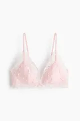 Soutien de encaje color rosado, de diseño triangular con relleno extraíble y breteles ajustables.