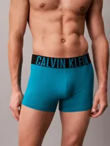 Pack de tres bóxers tipo trunk Calvin Klein, confeccionados en una mezcla de poliéster reciclado y elastano. Presentan una cinturilla elástica distintiva con el logo de la marca y un diseño de pierna corta para mayor comodidad y ajuste.