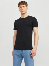 Remera básica negra de manga corta y cuello redondo, con ajuste entallado al cuerpo.