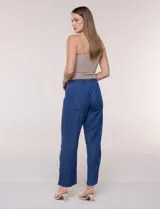 Pantalón de lino de calce holgado y caída ligera, con estampado de rayas verticales en tonos celestes y blancos. Cuenta con cintura elastizada fruncida con cordón ajustable al frente, bolsillos laterales y pierna recta.