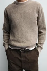 Sweater de punto perlado en color gris, con diseño relaxed fit, cuello redondo y manga larga. Cuenta con acabados en rib en cuello, puños y dobladillo.