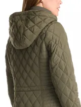 Campera capitoneada de corte clásico, con cuello alto, capucha desmontable y cierre frontal con broches a presión dorados. Presenta cordón de ajuste en la cintura con terminales metálicas y bolsillos frontales con broche.