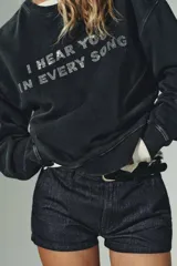 Sudadera de cuello redondo y manga larga, confeccionada en mezcla de algodón con efecto lavado. Presenta un texto estampado a contraste en la parte frontal y acabados en rib a tono.