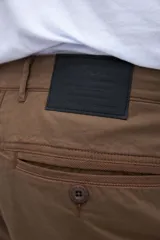 Pantalón cargo color marrón con bolsillos laterales y bolsillo cargo con solapa y botones.