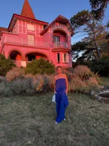 Pantalón de corte amplio y tiro medio, confeccionado en tela crepe color beige, con diseño fluido y holgado.