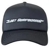 Gorro tipo trucker negro con panel frontal de espuma, visera curva con costuras pespunteadas y paneles traseros de red. Cuenta con el logotipo bordado en relieve con la inscripción "Lost Surfboards" en el frente.