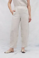 Pantalón de lino color beige, de corte recto y cintura elástica.