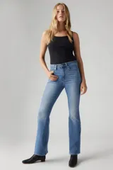Jeans de mujer Levi's 726 Hi Rise Flare Eternal Mid, de tiro alto y corte flare, en color azul claro.