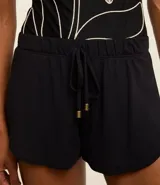 Short de playa verde oliva con cintura elastizada ajustable con cordón. Diseño cruzado en el frente.