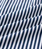 Pijama corto masculino de algodón, compuesto por una remera azul marino con estampado de Bob Esponja y un short a rayas blancas y grises con cintura elástica.