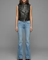 Chaleco de cuero negro con diseño estilo biker, cuello alto, cierre frontal cruzado con botones metálicos y bolsillos frontales con solapa.