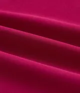 Pantalón de sastrería modelo pantalona, color fucsia, con corte amplio y recto. Presenta cintura con botón, elástico en la parte trasera para mayor ajuste y bolsillos laterales tipo cuchillo.