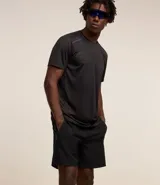 Remera deportiva de hombre con tecnología Dry, cuello redondo y mangas cortas. Presenta un diseño con estampa sutil tipo heat print y detalles de líneas en los hombros.