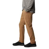 Pantalón tipo chino de corte recto, confeccionado en tejido técnico con tecnología Omni-Shield que repele líquidos y manchas. Cuenta con bolsillos laterales, bolsillos traseros y presillas para cinturón.