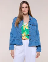 Campera de jean color azul de corte entallado, con cuello camisero, bolsillos frontales con tapa, mangas largas y detalle de faldón peplum en la cintura.