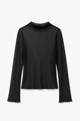 Blusa de tul color marrón, con cuello alto, mangas largas y terminaciones con borde ondulado.