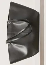 Bolso tipo shopper de efecto piel, con diseño minimalista, doble asa de hombro y cierre de botón magnético. Incluye bolsillo interior con cremallera y forro interior.