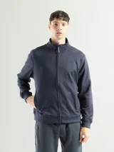 Campera polar negra con cierre frontal y bolsillos laterales.