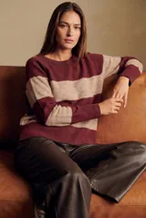 Sweater de punto con diseño de rayas horizontales anchas en color bordó y beige. Presenta cuello redondo con detalle de lurex, mangas largas y puños y ruedo acanalados.