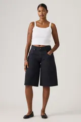 Bermuda de denim estilo super baggy en color negro con lavado sutil, tiro medio y diseño holgado.