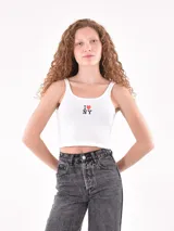 Musculosa blanca de canalé, con tirantes anchos y estampado frontal "I ❤️ NY" en negro y rojo.