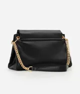 Cartera shoulder grande de Satinato color beige, confeccionada en PU con textura símil cuero. Cuenta con solapa frontal con cierre de botón magnético, detalles metálicos en tono dorado claro y asa de cadena metálica.