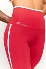 Calza deportiva de tiro alto color rojo, con franjas laterales blancas y detalles blancos en los tobillos.