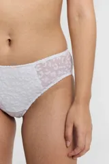 Bombacha tipo bikini de tiro bajo confeccionada en microtul con estampado flock animal print. Presenta paneles laterales de tul transparente y refuerzo interior de algodón.