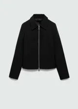 Chaqueta negra de corte recto con cuello camisero y cierre frontal de cremallera doble metálica. Presenta diseño de manga larga y estructura entallada.