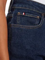 Pantalón de jean azul oscuro, de corte recto y talle alto.